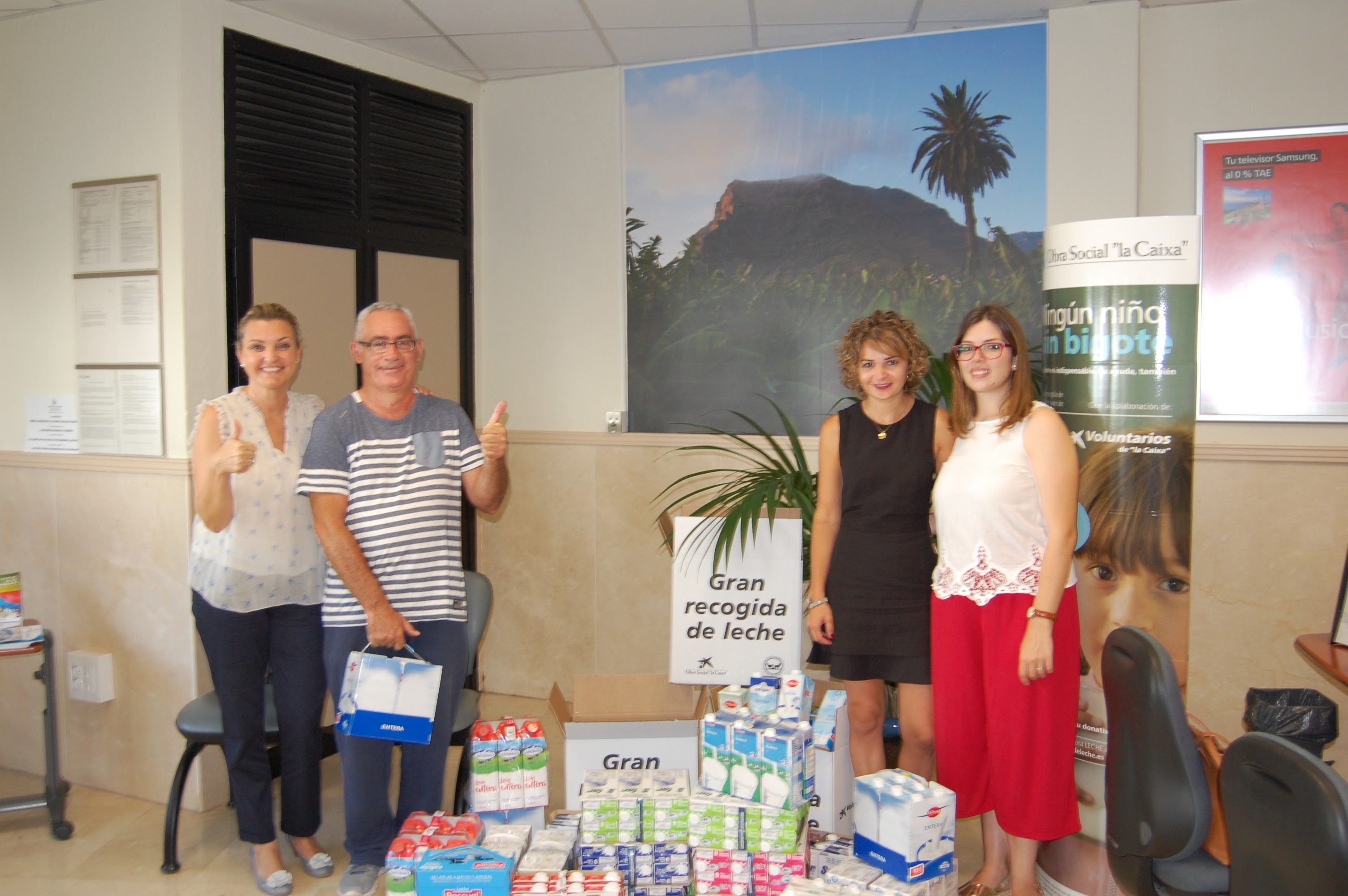 Entrega de leche. Obra social de La Caixa.